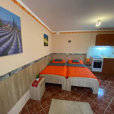 Hajnal Apartman ไฮจ์ดุสโซบอสโล ภายนอก รูปภาพ