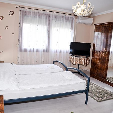 Hajnal Apartman ไฮจ์ดุสโซบอสโล ภายนอก รูปภาพ