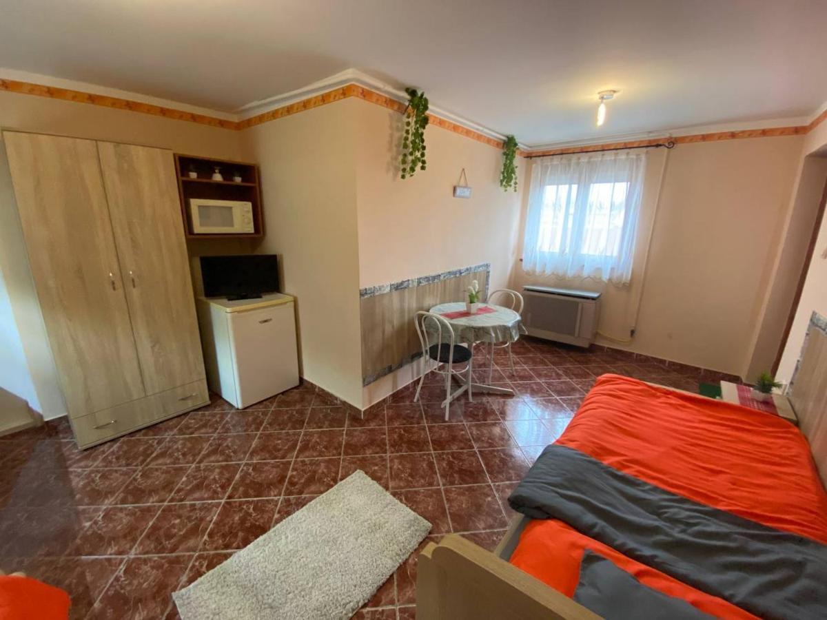 Hajnal Apartman ไฮจ์ดุสโซบอสโล ภายนอก รูปภาพ