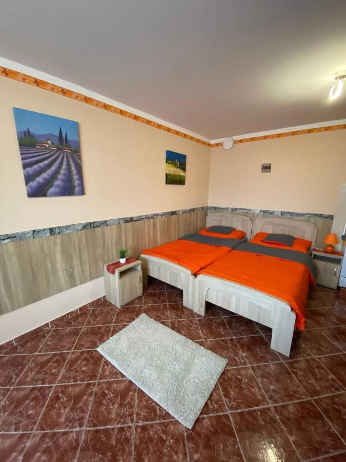 Hajnal Apartman ไฮจ์ดุสโซบอสโล ภายนอก รูปภาพ