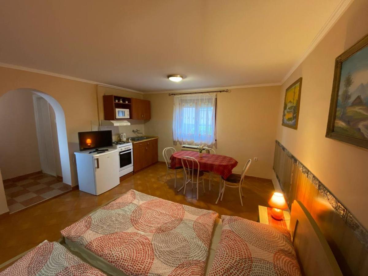 Hajnal Apartman ไฮจ์ดุสโซบอสโล ภายนอก รูปภาพ