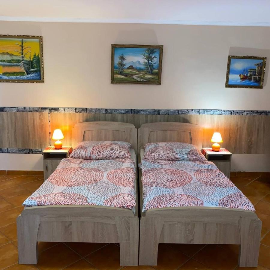 Hajnal Apartman ไฮจ์ดุสโซบอสโล ภายนอก รูปภาพ