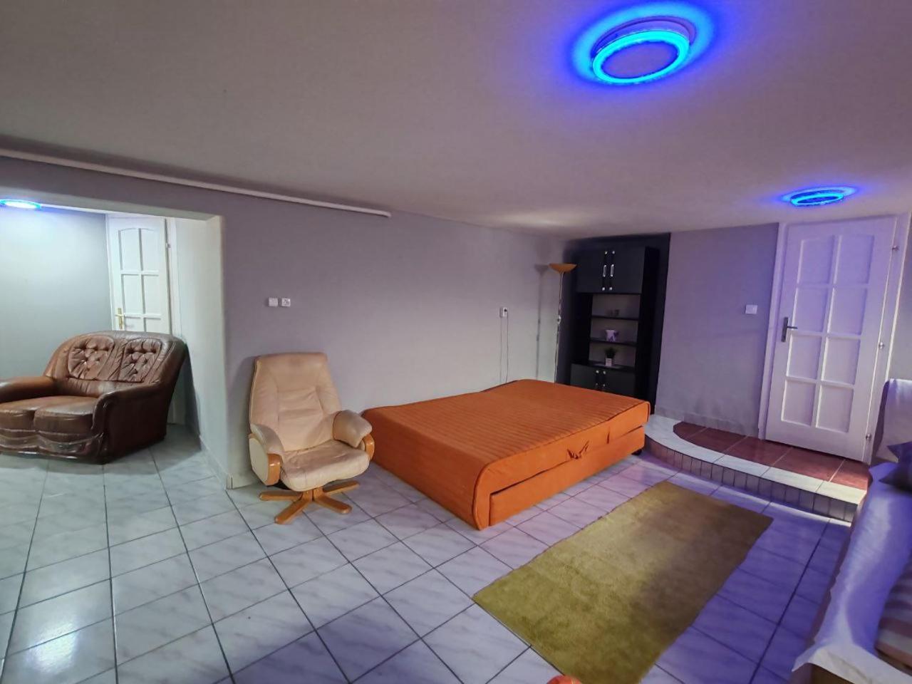 Hajnal Apartman ไฮจ์ดุสโซบอสโล ภายนอก รูปภาพ
