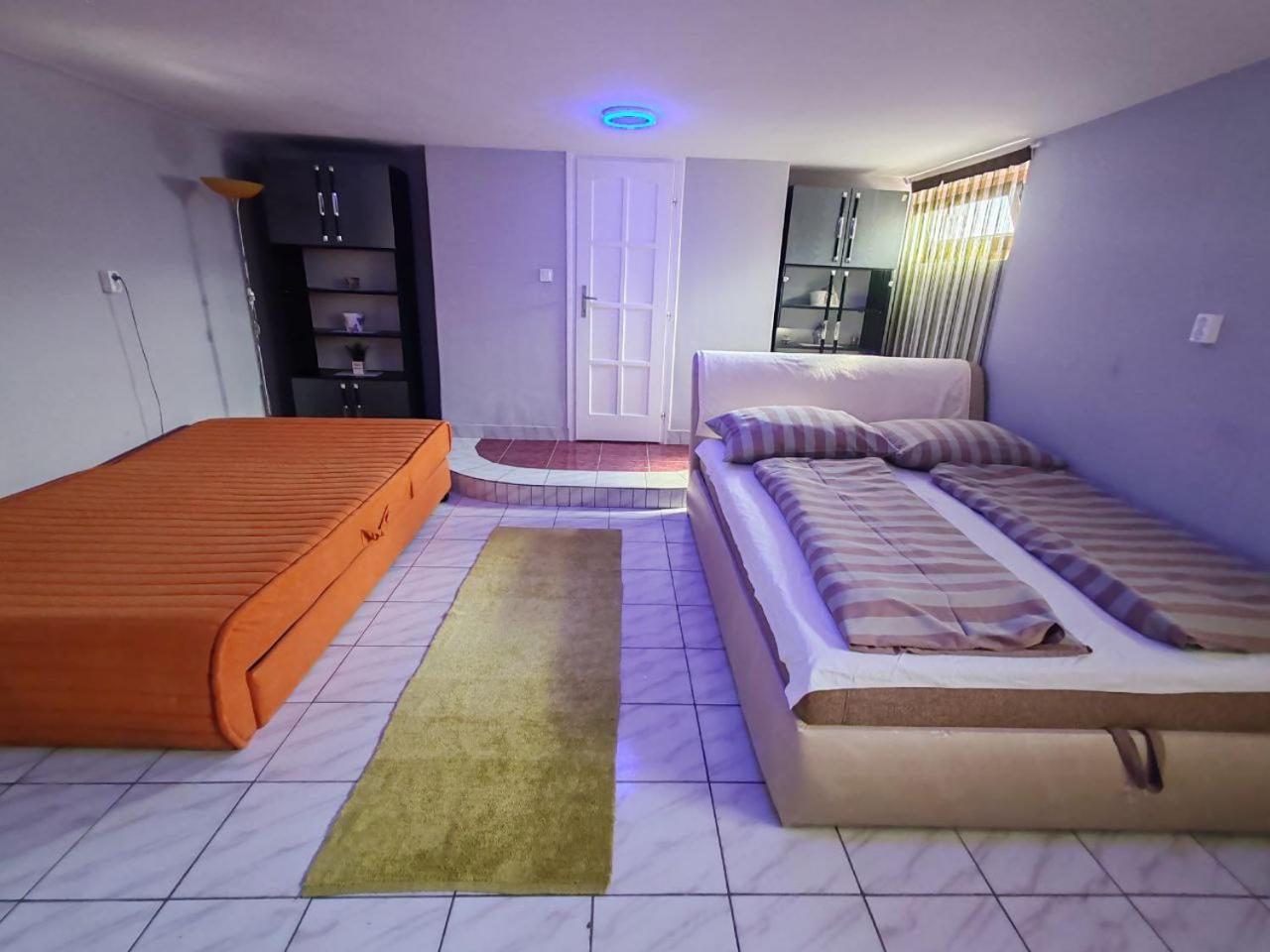 Hajnal Apartman ไฮจ์ดุสโซบอสโล ภายนอก รูปภาพ