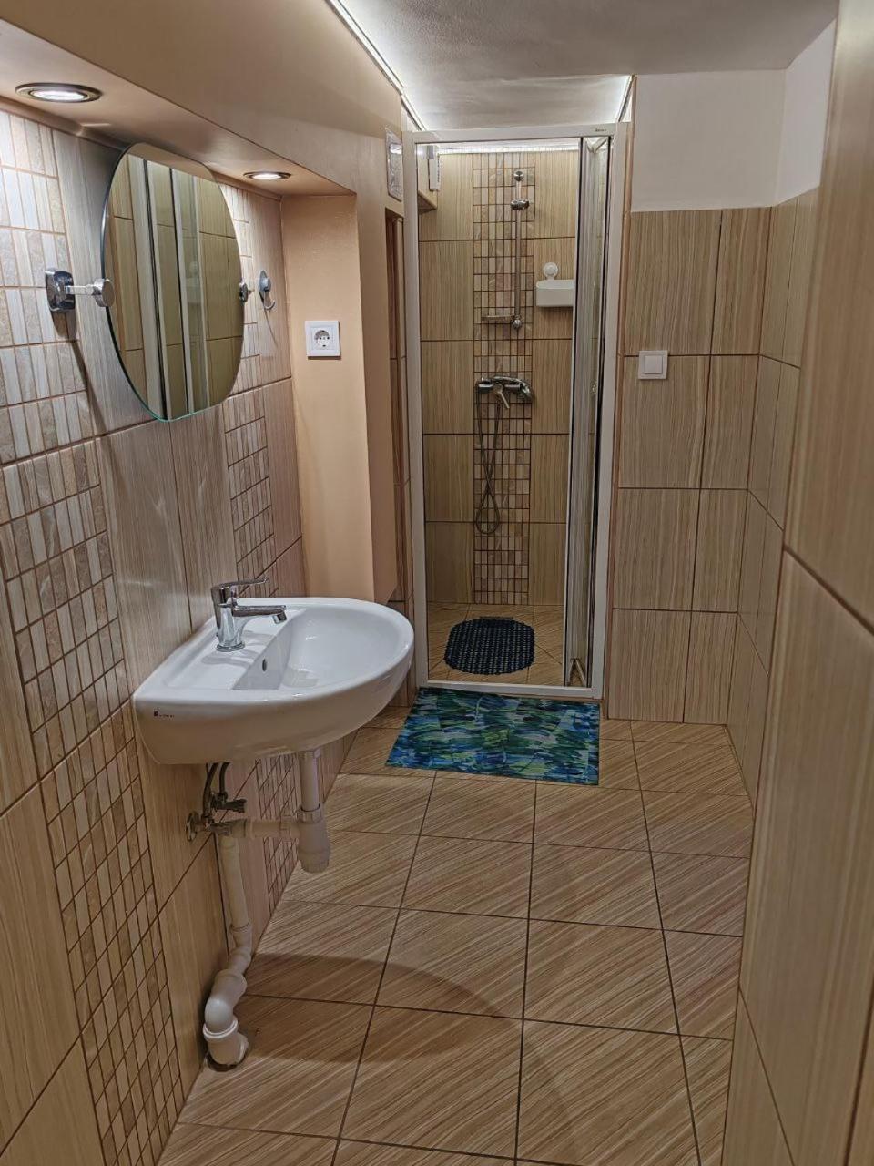 Hajnal Apartman ไฮจ์ดุสโซบอสโล ภายนอก รูปภาพ