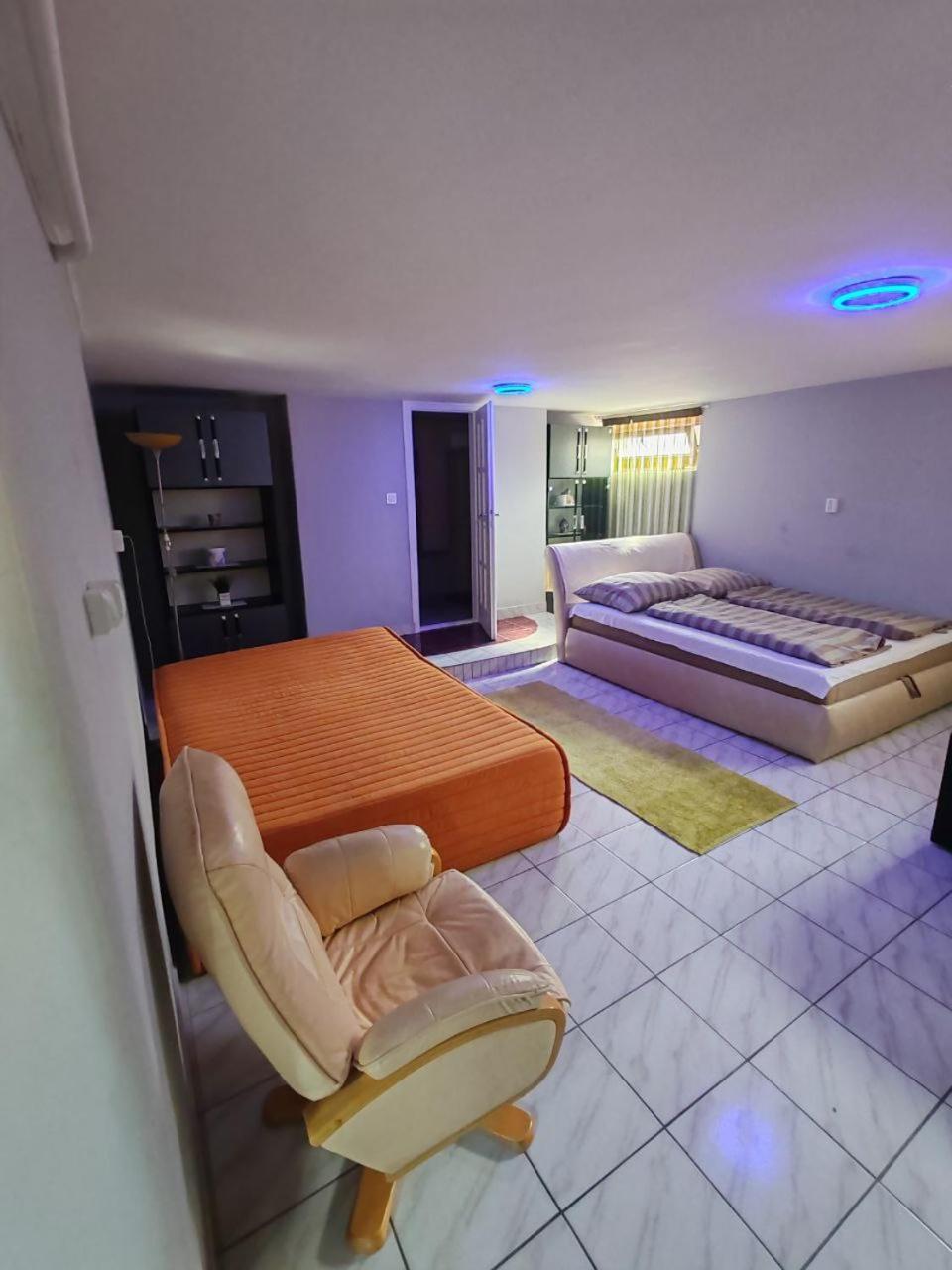 Hajnal Apartman ไฮจ์ดุสโซบอสโล ภายนอก รูปภาพ