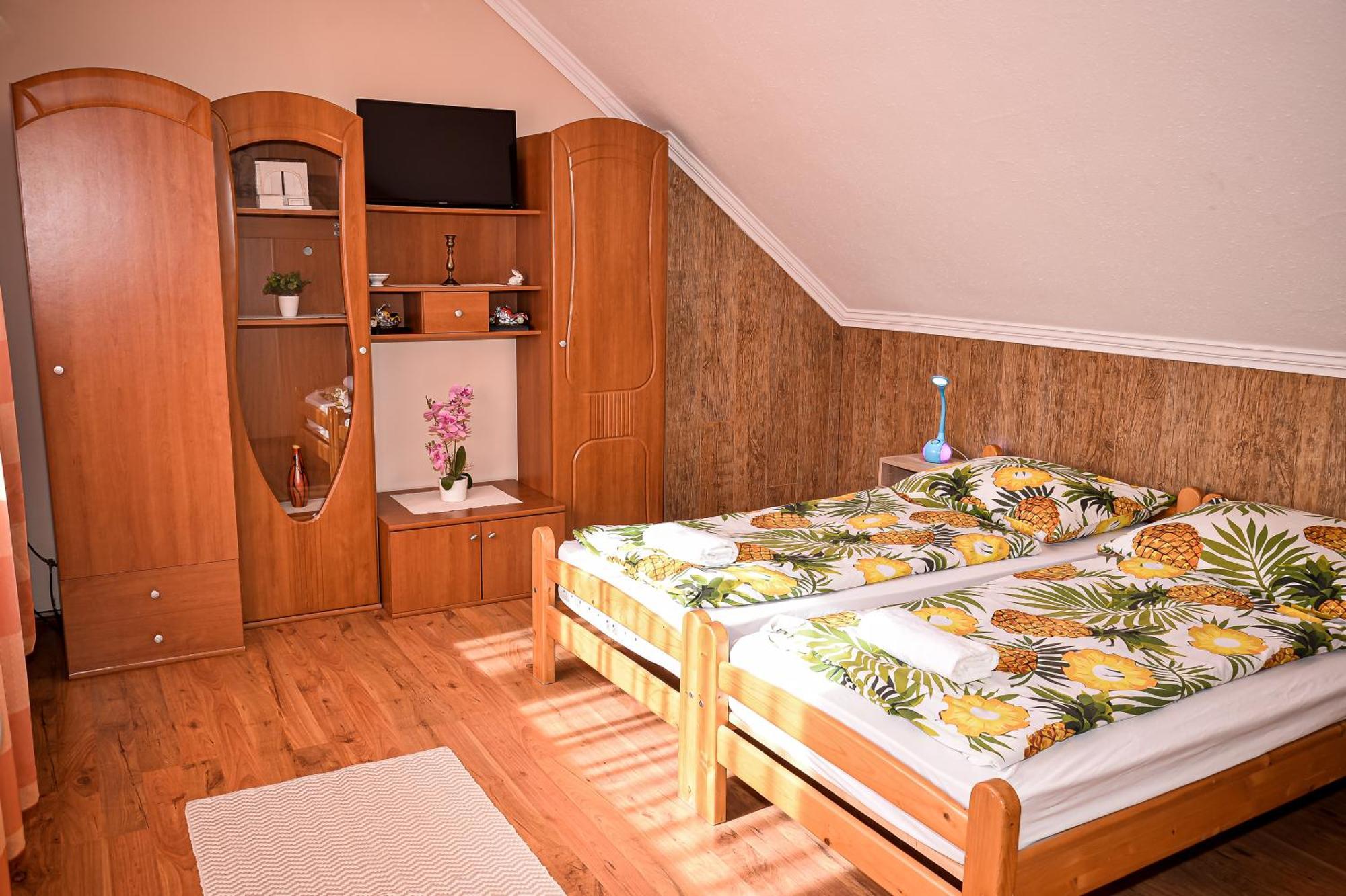 Hajnal Apartman ไฮจ์ดุสโซบอสโล ภายนอก รูปภาพ