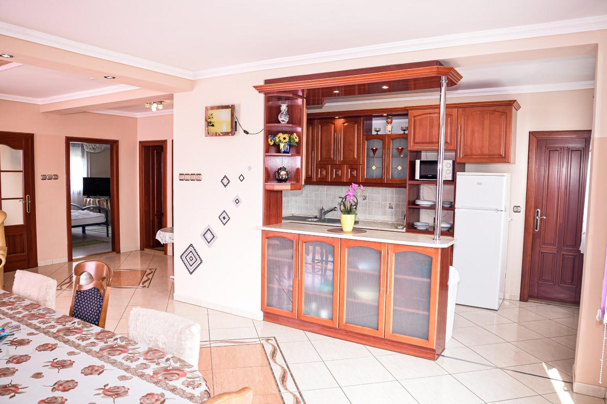 Hajnal Apartman ไฮจ์ดุสโซบอสโล ภายนอก รูปภาพ