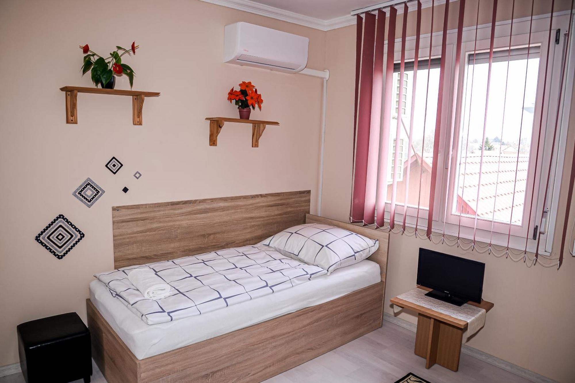 Hajnal Apartman ไฮจ์ดุสโซบอสโล ภายนอก รูปภาพ