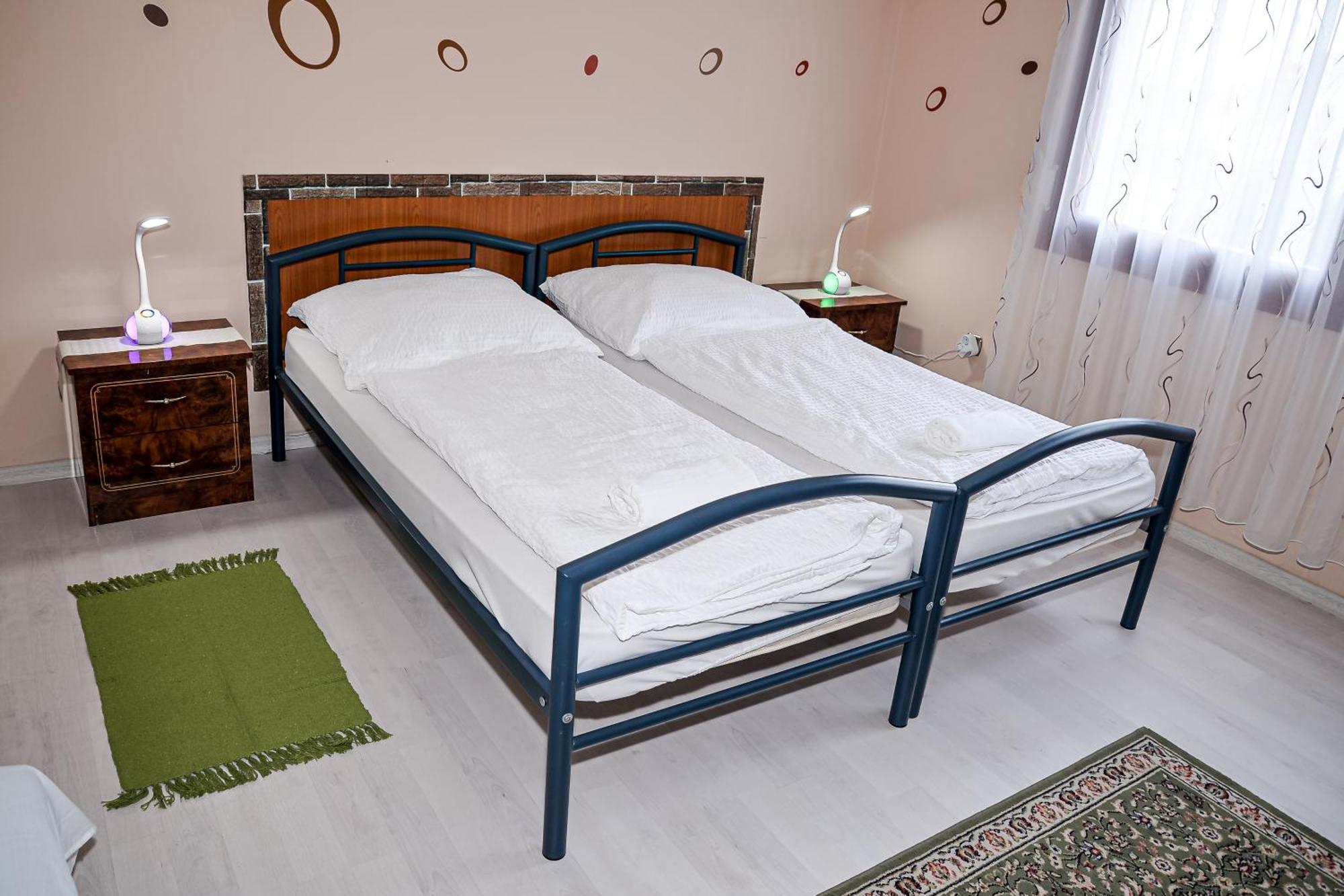 Hajnal Apartman ไฮจ์ดุสโซบอสโล ภายนอก รูปภาพ