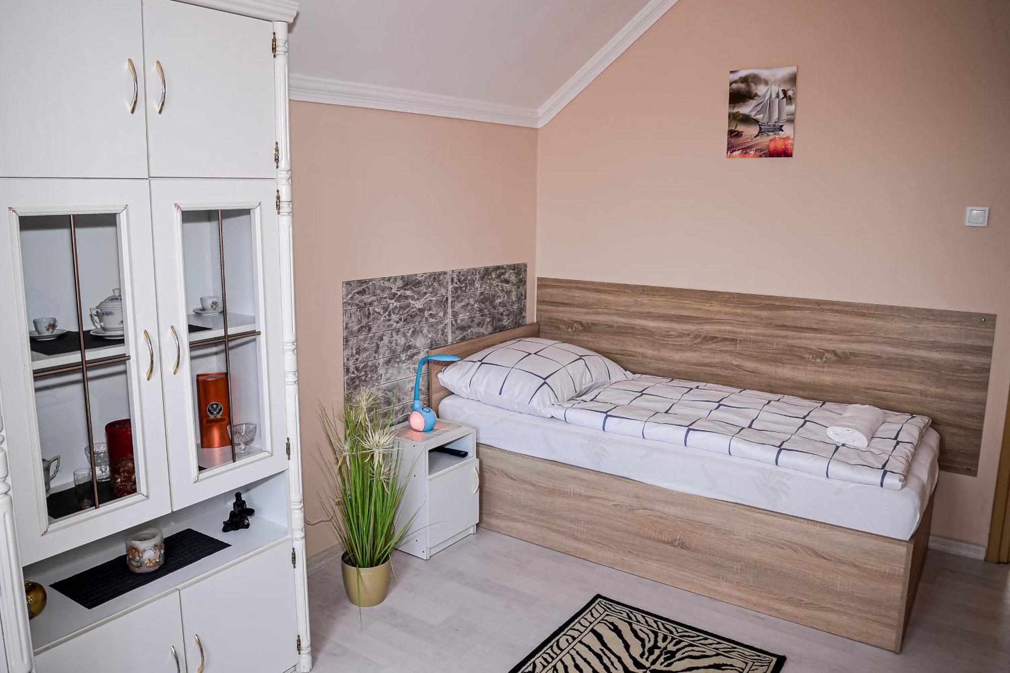 Hajnal Apartman ไฮจ์ดุสโซบอสโล ภายนอก รูปภาพ