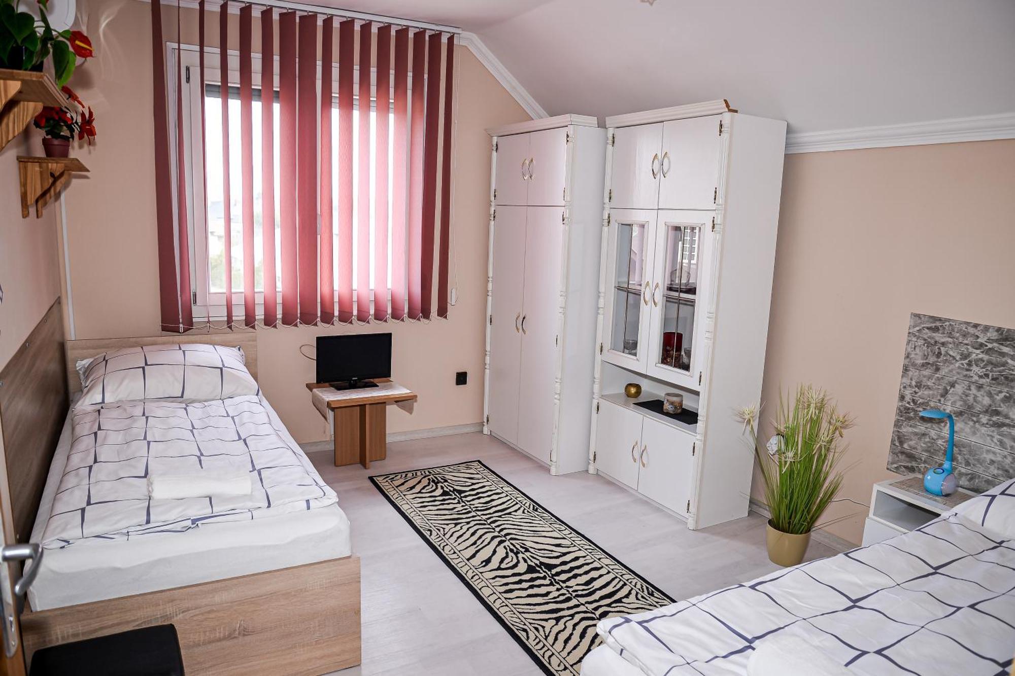 Hajnal Apartman ไฮจ์ดุสโซบอสโล ภายนอก รูปภาพ