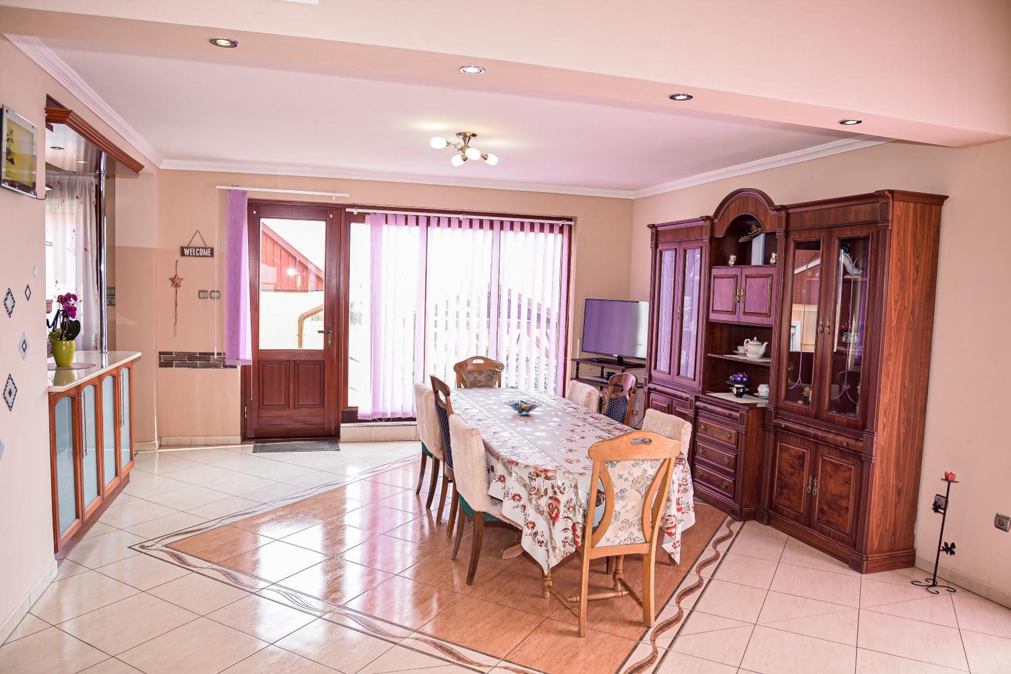 Hajnal Apartman ไฮจ์ดุสโซบอสโล ภายนอก รูปภาพ