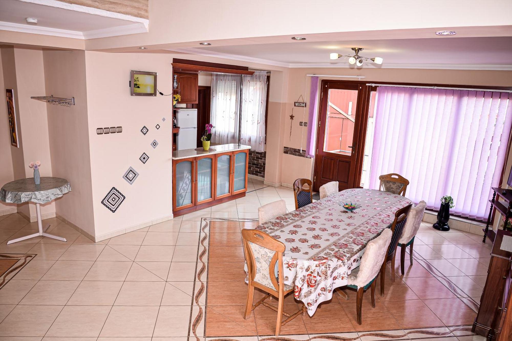 Hajnal Apartman ไฮจ์ดุสโซบอสโล ภายนอก รูปภาพ